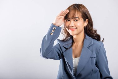 Araştırma konsepti. Uzaktaki Asyalı iş kadını, beyaz arka planda izole edilmiş stüdyo çekimlerine el üstünde bakıyor.