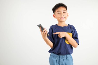 Asyalı mutlu çocuk gülümsemesi ekrandaki akıllı telefonu işaret ediyor, ilkokul çocukları online alışveriş uygulaması izole edilmiş stüdyo beyaz arka plan.