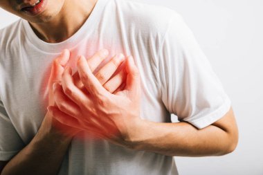 Kollarını göğsüne dolayan Asyalı genç adam kalp krizi stüdyosunun izole ettiği beyaz arka plan, mutlu yaşam tarzı erkeklerin göğüs ağrısı kalp rahatsızlığı sorunları yüzünden acı çekiyor.