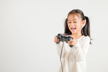 Asyalı mutlu portre genç kız gülümseme yaşam tarzı oyun teknolojisi el ele oyun oynuyor izole edilmiş beyaz arka plan fotokopi alanı, anaokulu çocuk rahatlama zamanı