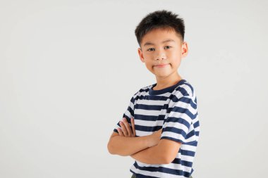 Asyalı mutlu portre, gülümseyen, kendine güveni olan, kollarını kavuşturmuş, beyaz arka plan ve fotokopi alanında izole edilmiş, çocuk yaşam tarzı katlanmış,