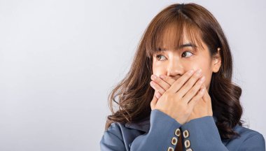 Asyalı mutlu bir portre gülümseyen güzel bir genç kadın elleriyle ağzını kapamasına şaşırdı sadece gözleri gördü ve beyaz arka planda fotokopi için yer açtı.