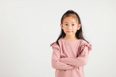 Asyalı mutlu portre, gülümseyen, kendine güveni yüksek, beyaz arka plan ve fotokopi alanında izole edilmiş, çocuk yuvası, çocuk yuvası, yaşam tarzı katlanmış, kolları kavuşturulmuş bir kız çocuğu.