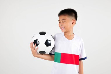 Asyalı gülümseyen genç çocuklar futbol stüdyosu tutuyorlar izole edilmiş beyaz arka plan, mutlu çocuk oyuncu futbolu, çocuklar için spor hobisi, boş zaman oyunları