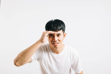 Uzaklardan bir şey görmeye çalışan Asyalı gülümseyen genç adam avucunun içinde izole edilmiş beyaz arka plan, mutlu yaşam tarzı erkekler insan elini taşır ve mesafe arar.