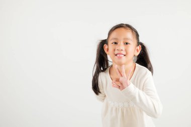 Coşkulu genç kız, olumlu bir gülümseme, beyaz bir arka planda izole edilmiş bir anlaşma ve pozitiflikle 