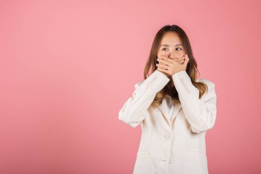Asyalı mutlu bir portre gülümseyen güzel bir genç kadın elleriyle ağzını kapamasına şaşırdı sadece gözleri gördü ve fotokopi çekmek için pembe arka planda kameraya baktı.