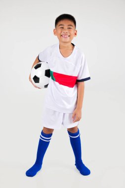 Asyalı gülümseyen genç çocuklar futbol stüdyosu tutuyorlar izole edilmiş beyaz arka plan, mutlu çocuk oyuncu futbolu, çocuklar için spor hobisi, boş zaman oyunları