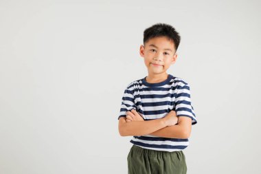 Asyalı mutlu portre, gülümseyen, kendine güveni olan, kollarını kavuşturmuş, beyaz arka plan ve fotokopi alanında izole edilmiş, çocuk yaşam tarzı katlanmış,