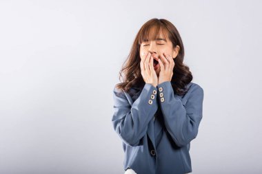 Asyalı güzel iş kadını duyguları yorgun ve uykulu esneyen ağzı açık, stüdyo resmi beyaz arka planda izole edilmiş kadın uykusuzluk konsepti kopya alanı ile