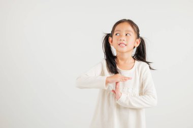 Yakından bakınca gülümseyen genç kız el hareketi yapıyor. Stüdyo çekimleri beyaz arka planda. Anaokulu çocuğu el işaretini kırıyor, zamanı fotokopi ile durduruyor.