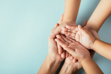 İzole edilmiş arka planda aile bireylerinin yakın çekim görüntüsü. Ebeveynler ve çocuklar Aile ve Veliler Günü 'nde destek vermek için boş alan tutuyorlar..