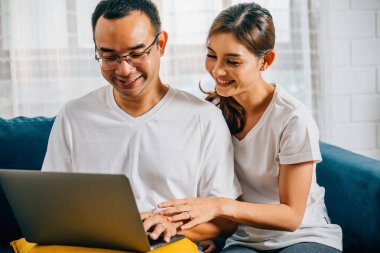 Yakışıklı genç bir çift mutlu bir evlilikle evlenir ve aşık olur. Evde kanepede rahatlık ve beraberlik bulur. Dizüstü bilgisayarla sörf okur ve seyreder..