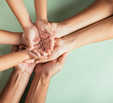Ebeveynlerin ve çocukların el ele tutuşmalarını izole bir şekilde izliyoruz. Aile Günü 'nü kutluyoruz. Birlikteliğimizi ve kuşak desteğini gösteriyoruz..
