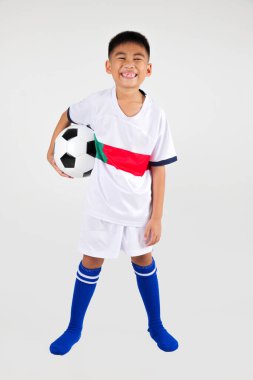 Asyalı gülümseyen genç çocuklar futbol stüdyosu tutuyorlar izole edilmiş beyaz arka plan, mutlu çocuk oyuncu futbolu, çocuklar için spor hobisi, boş zaman oyunları