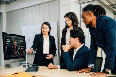 Masaüstü bilgisayarını tartışma ve strateji planlaması için çevreleyen bir toplantıda çeşitli profesyoneller grubu. Takım çalışması, liderlik ve işbirliği pazarlama başarısına yol açtı..