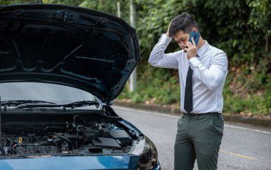 Sürücü, araba kazasından sonra araç çekme servisi bekliyor. Takım elbiseli iş adamı otoyolda dikiliyor, telefonda hoşnutsuz bir ifadeyle konuşuyor. Konsept sigorta ve ulaşım.