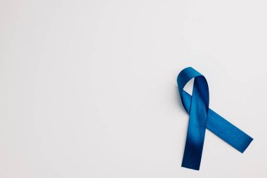 14 Kasım 'daki dünya diyabet gününün bir sembolü olan parlak mavi kurdele beyaza izole edilmiş. Hasta desteği ve tıbbi bakım mesajları için boşluk kopyala.