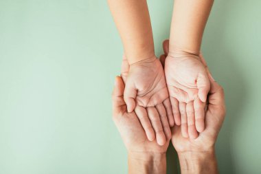 Aile Günü 'nü kutluyoruz, ailelerin ve çocukların el ele tutuşmalarını izliyoruz. Birliktelik desteği ve nesilsel mirası kucaklamak.