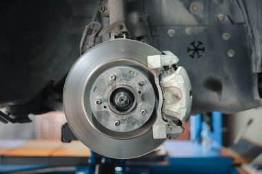 Otomatik fren kalibreli bir arabanın disk frenleri. Araç tamir servisi. Otomotiv sistemlerindeki mekanik teknoloji ayrıntıları.