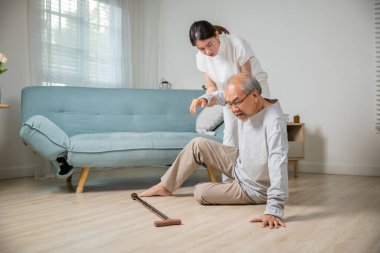 Asya 'lı genç bir kadın yere düştükten sonra babasını yaraladı, bastonlu yaşlı bir adam yere düştü ve evde oturma odasına, aile sağlığı hizmetlerine yardım etmek için kız kampına gitti.