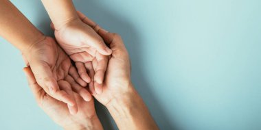 Aile bireyleri izole edilmiş arka planda üst üste yığılır. Ebeveynler ve çocuklar Aile ve Veliler Günü 'nde destek vermek için boş alan tutuyorlar..