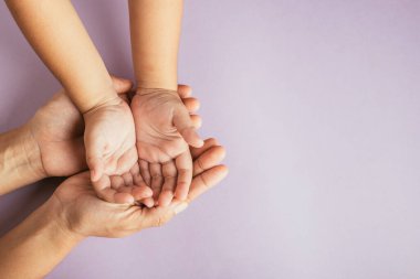 Ebeveynler ve çocuklar boş elleriyle üst tarafa bakıyorlar. Renkli bir arkaplanda izole edilmiş. Aile Günü 'nü kutlamak birliktelik desteği ve nesilsel miras kavramı..