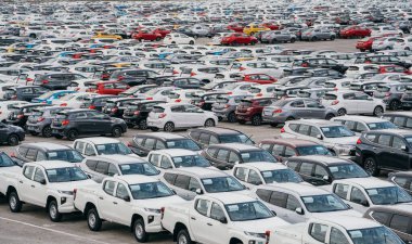 Lamchabang, Tayland - 2 Temmuz 2023 Küresel bir araba fabrikası deposunda, Otomotiv endüstrisine modern bir bakış için çok sayıda yeni sedan park edilmiştir..