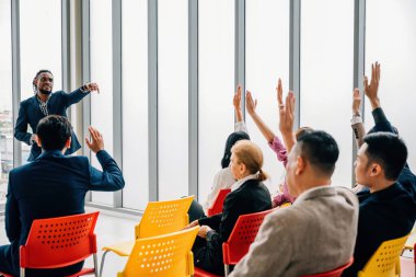 İş adamları bir konferans ve kongre için kurumsal bir etkinlikte toplandılar. Kaldırılan eller soruları ve bir toplantı eğitim seminerine aktif katılımı ve tartışmaları sembolize eder.