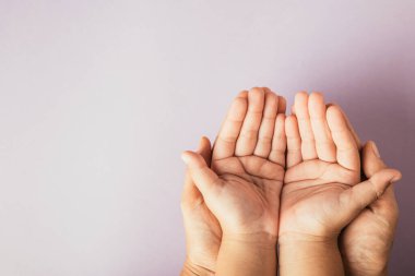 Renkli arka planda ebeveynler ve çocukların el ele tutuşması. Aile Günü 'nü kutlamak beraberlik desteği ve mirası temsil ediyor..