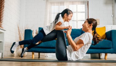Bir anne ve kız, şakacı bir aile yogası seansından zevk alır. Uçaklar gibi uçar gibi davranırlar. Birbirine yakın ilişkilerinde güven ve mutluluğu teşvik ederler..