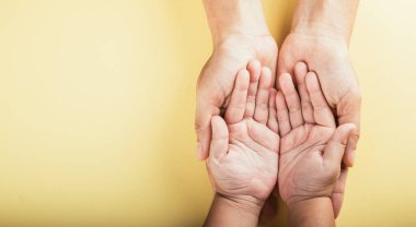 Soyutlanmış arka planda aile bireylerinin üst görüntüsü. Aile ve Aile Günü 'nde ebeveynler ve çocuklar boş alan tutarak destek ve sevgi gösteriyorlar. Birliktelik ve güven kavramı.