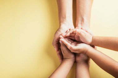 Stüdyo çekimlerinde aile bireylerinin izole edilmiş arka plan görüntüsü. Ebeveynler ve çocuklar, Aile ve Veliler Günü için destek ve sevgi anlamına gelen boş bir alan tutuyorlar. Birlikteliği ve güveni kucaklamak.