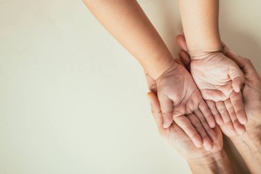 Üst tabaka, aileler ve çocuklar renkli arka planda ellerini boş tutarlar. Aile Günü 'nü kutlamak beraberlik desteği ve nesilsel mirası sembolize ediyor.