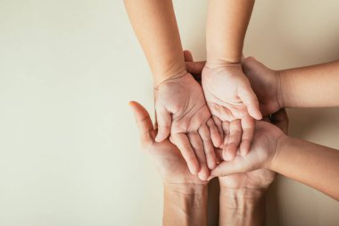 Aile Günü 'nü kutluyoruz, ailelerin ve çocukların el ele tutuşmalarını izole ediyoruz. Birliktelik desteği ve nesilsel mirası temsil etmek.