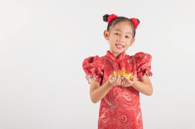 Çin Yeni Yılı neşesi. Kırmızı Qipao elbisesi giymiş gülümseyen bir kız altın külçesi tutuyor. Bu da iyi şans demektir. Beyaz üzerine izole edilmiş bu festival portresi, gelenek ve mutluluğu vurguluyor..