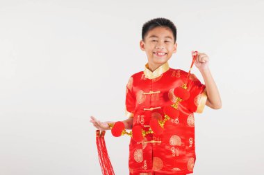 Çin Yeni Yılı. Mutlu Asyalı küçük çocuk gülümsüyor kırmızı Cheongsam Qipao 'nun elinde ipek fenerler, geleneksel elbiseli çocuklar, beyaz arka planda kısa bir stüdyo.