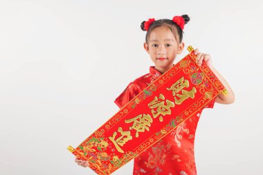 Çin Yeni Yılı kutlaması kırmızı Cheongsam elbisesi giyen neşeli bir Asyalı kız 