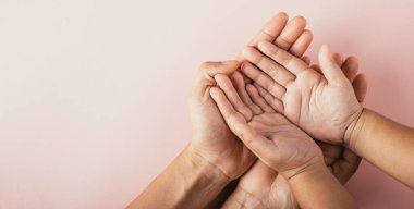 Ebeveynler ve çocuklar el ele tutuşmazlar. Mesaj için yer var. Aile Günü, birlikteliği nesiller boyu kutluyor ve destek oluyor..