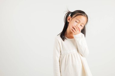 Asyalı genç kız duyguları yorgun ve uykulu esneme ağızları açık, stüdyo çekimleri beyaz arka planda, Tayland çocuk uykusuzluk konsepti kopya alanı ile izole edilmiş