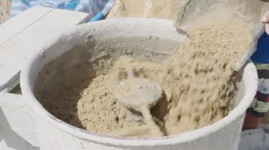 İçerideki gri harç ve kumları karıştırıcı bıçaklar, proje inşaatı için somut hazırlık sürecini vurguluyor.