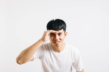 Uzaklardan bir şey görmeye çalışan Asyalı gülümseyen genç adam avucunun içinde izole edilmiş beyaz arka plan, mutlu yaşam tarzı erkekler insan elini taşır ve mesafe arar.