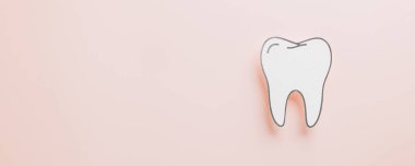 Dişçi Günü gazetesi pastel pembe arka planda diş modelini kesmiş. Diş sağlığı, ağız sağlığı, ortodontik bakım ve diş temalı kartpostallar ve kutlamalar için beyaz diş tasarımı.