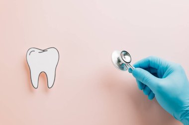 Kağıt diş, diş hekimliği günü için steteskoplu eldiven. Sağlık temaları için yaratıcı bir düz dizayn olan diş sağlığı, tıbbi görüntüleme ve oral sağlık bilincinin ön plana çıkarılması.