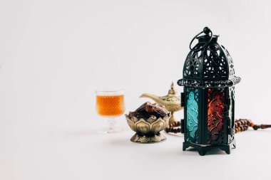 Kutsal Ramazan sahnesi, tarihler, fener, eski model gaz lambası, ve beyaz arka planda güzel düzenlenmiş çay dekoru. Ramazan Kareem kutsal