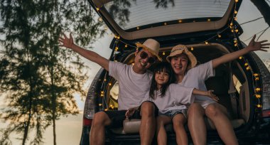 Asyalı bir aile gün batımında arabalarıyla sahilde oturuyor. Tatillerde ve tatillerde kendilerini tuhaf hissediyorlar. Baba, anne-kız iyi hafta sonları tatilleri. Plajda iyi eğlenceler. Yaz tatili kamp gezisi