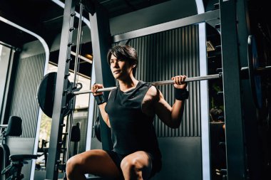 Asyalı kaslı bir adam spor salonunda halterle ağırlık çalışırken spor yaparken spor yaparken spor yaparken spor yaparken spor yaparken spor yaparken spor yaparken spor yaparken spor yaparken spor yaparken ağırlık kaldırırken spor yaparken.