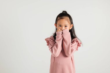 Asya portresi sevimli genç kız afallamış, ağzı korkuyla dolu el kameraları, stüdyo görüntüleri beyaz arka planda izole edilmiş Tayland anaokulu çocuğu korkmuş.