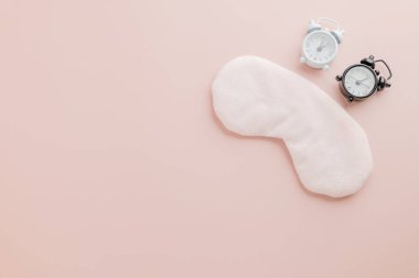 Göz maskesi ve pembe saatle Mark World Uyku Günü. Huzurlu bakım, koruma ve uyku günü önemine yönelik farkındalığın artırılması.