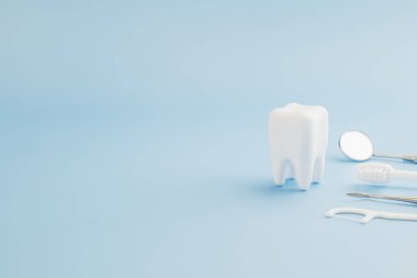 Diş hekimi, diş modeli ve mavi diş hekimindeki profesyonel araçlarla farkındalığı artırıyor ve Dünya Ağız Sağlığı Günü için oral sağlık eğitimini destekliyor ve önleyici bakımı teşvik ediyor. Boşluğu kopyala